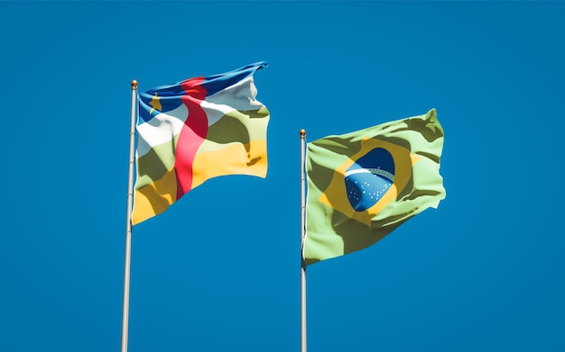 Hermosas banderas del estado nacional de Brasil y República Centroafricana de la República Centroafricana juntos en el cielo azul