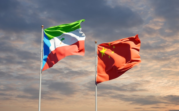 Hermosas banderas del estado nacional de China y Guinea Ecuatorial juntos en el cielo