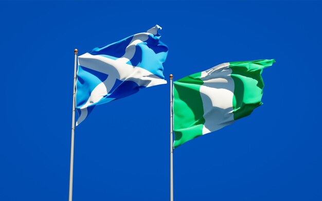 Hermosas banderas del estado nacional de Escocia y Nigeria juntos en el cielo azul