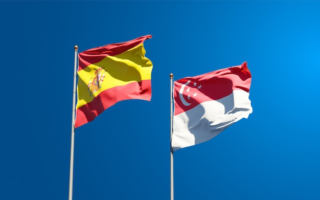Hermosas banderas del estado nacional de España y Singapur juntos