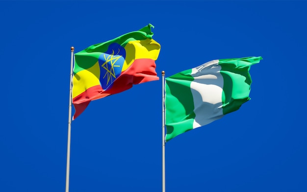 Hermosas banderas del estado nacional de Etiopía y Nigeria juntos en el cielo azul