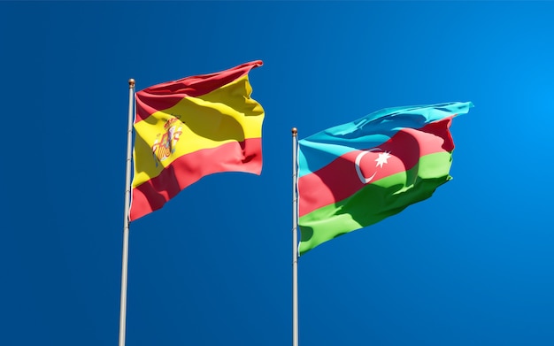 Hermosas banderas del estado nacional en el fondo del cielo