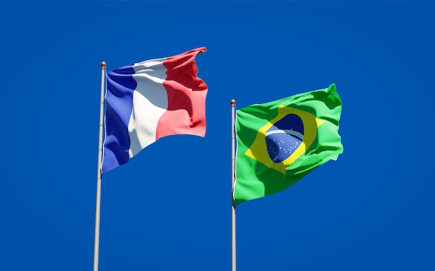 Hermosas banderas del estado nacional de Francia y Brasil juntos en el cielo azul