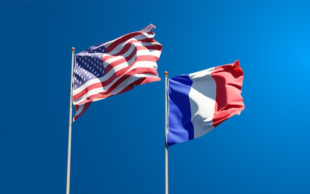 Hermosas banderas del estado nacional de Francia y Estados Unidos juntos en el cielo