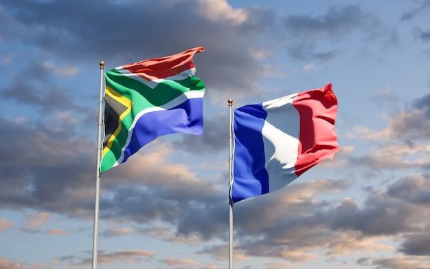 Hermosas banderas del estado nacional de Francia y Sudáfrica juntas en el cielo