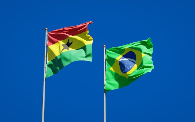 Hermosas banderas del estado nacional de Ghana y Brasil juntos en el cielo azul