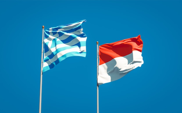 Hermosas banderas del estado nacional de Grecia e Indonesia juntos en el cielo azul