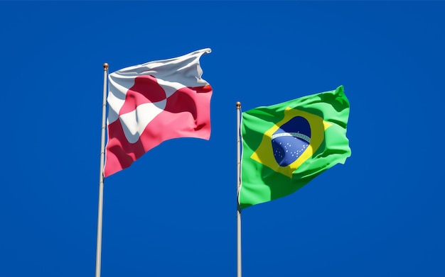 Hermosas banderas del estado nacional de Groenlandia y Brasil juntos en el cielo azul