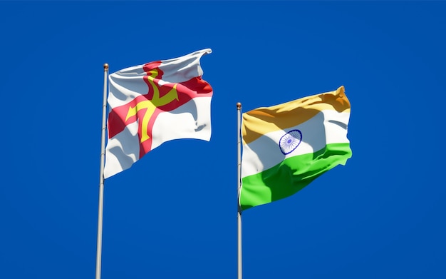 Hermosas banderas del estado nacional de Guernsey e India juntos