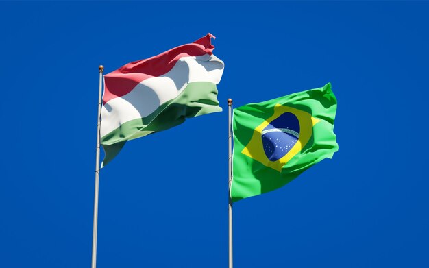 Hermosas banderas del estado nacional de Hungría y Brasil juntos en el cielo azul