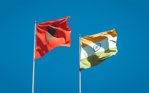 Hermosas banderas del estado nacional de la India y Albania juntos