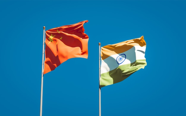 Hermosas banderas del estado nacional de la India y China juntos