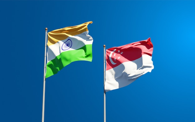 Hermosas banderas del estado nacional de la India y Singapur juntos