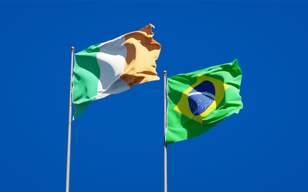 Hermosas banderas del estado nacional de Irlanda y Brasil juntos en el cielo azul