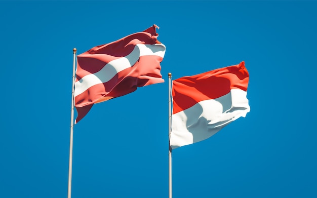 Hermosas banderas del estado nacional de Letonia e Indonesia juntos en el cielo azul