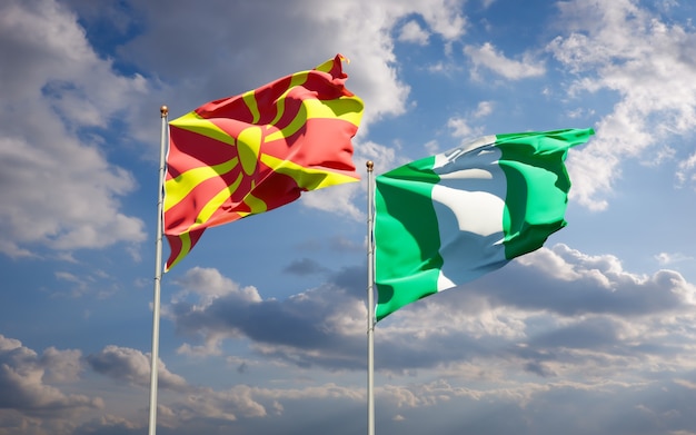 Hermosas banderas del estado nacional de Macedonia del norte y Nigeria juntos en el cielo azul