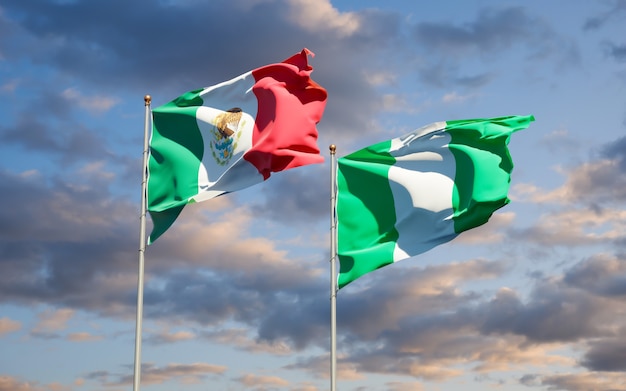 Hermosas banderas del estado nacional de México y Nigeria juntos en el cielo azul