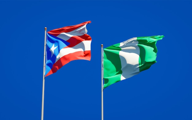 Hermosas banderas del estado nacional de Puerto Rico y Nigeria juntos en el cielo azul