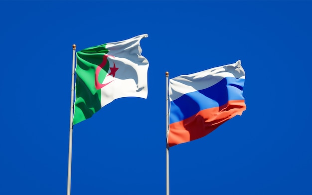 Hermosas banderas del estado nacional de Rusia y Argelia juntos en el cielo azul. Ilustraciones 3D