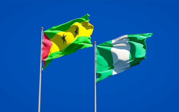 Hermosas banderas del estado nacional de Santo Tomé y Príncipe y Nigeria juntos en el cielo azul