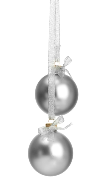 Hermosas bolas de Navidad, aisladas en blanco