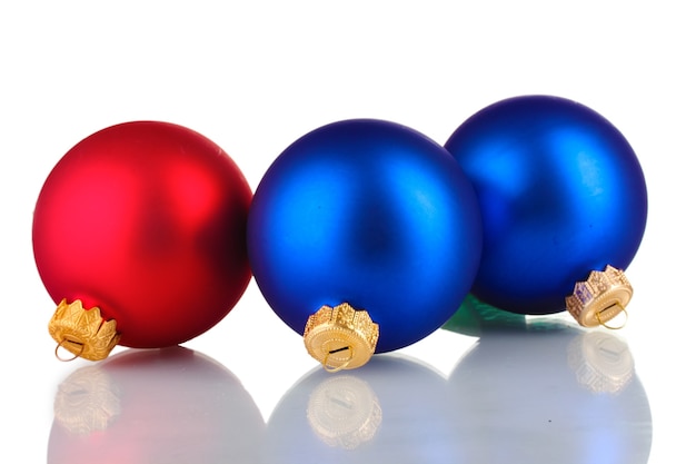 Hermosas bolas de Navidad azules y rojas aisladas en blanco