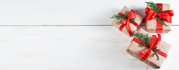 Hermosas bolas de Navidad y regalos sobre fondo blanco. Composición de año nuevo, lugar para el texto.