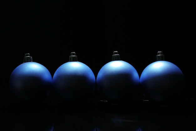 Hermosas bolas de Navidad sobre superficie negra