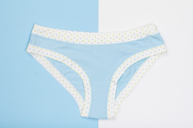 Hermosas bragas de algodón sobre fondo azul y blanco. Conjunto de ropa interior de mujer. Lencería romántica.