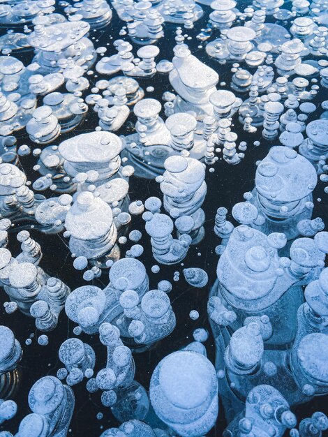 Hermosas burbujas de aire congeladas en hielo transparente.