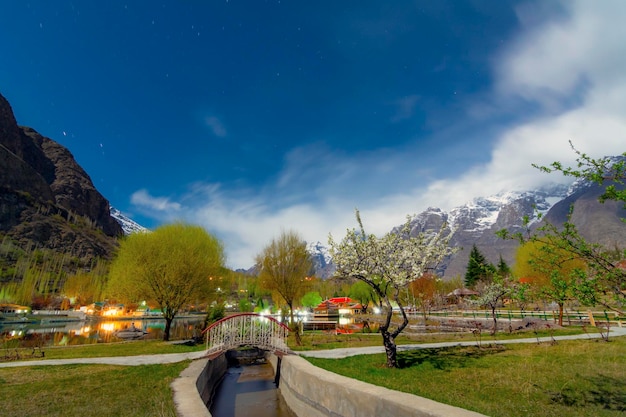 hermosas cabañas en la orilla del lago shangrila resort en el lago kachura inferior skardu