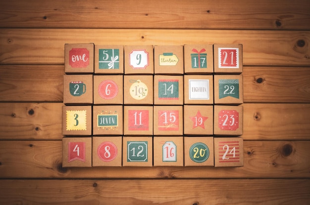 Hermosas cajas de calendario de adviento con números