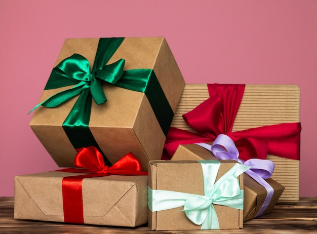 Hermosas cajas de regalo con cintas de colores