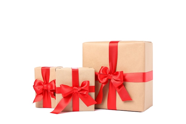 Hermosas cajas de regalo con lazo rojo aislado en blanco