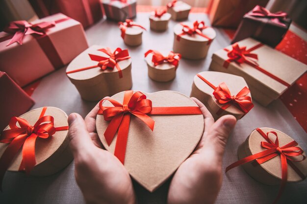 Hermosas cajas de regalo con lazos rojos