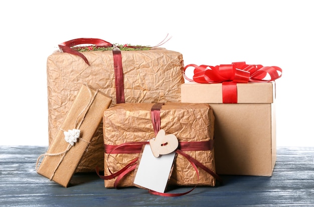 Hermosas cajas de regalo de Navidad en la mesa con fondo blanco.