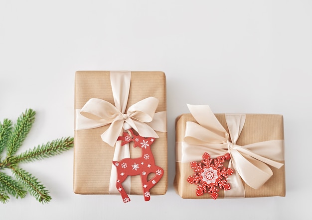 Hermosas cajas de regalo de Navidad en la mesa