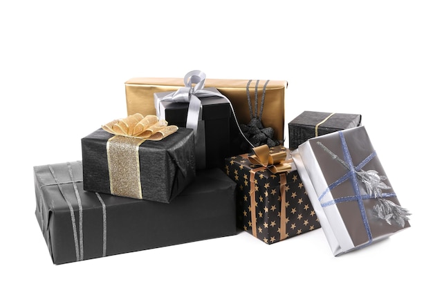 Foto hermosas cajas de regalo sobre fondo blanco.