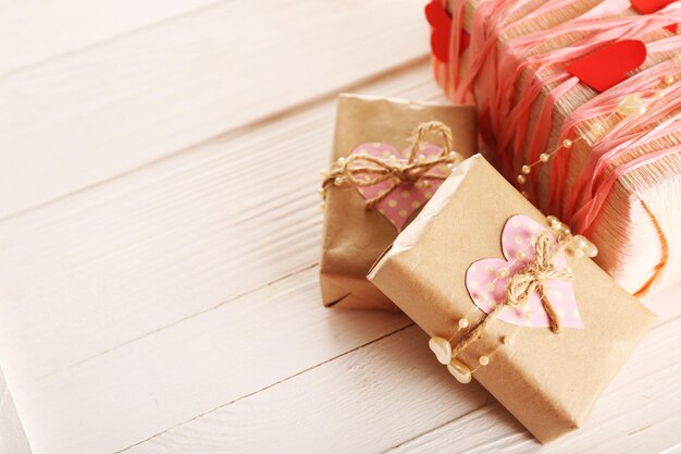 Hermosas cajas de regalo sobre fondo de madera. concepto de día de san valentín