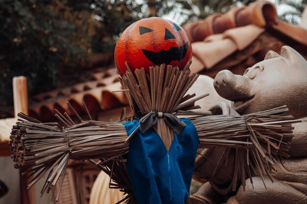 Hermosas calabazas talladas con cara graciosa de color naranja brillante y sonriente para las vacaciones de Halloween en el día al aire libre