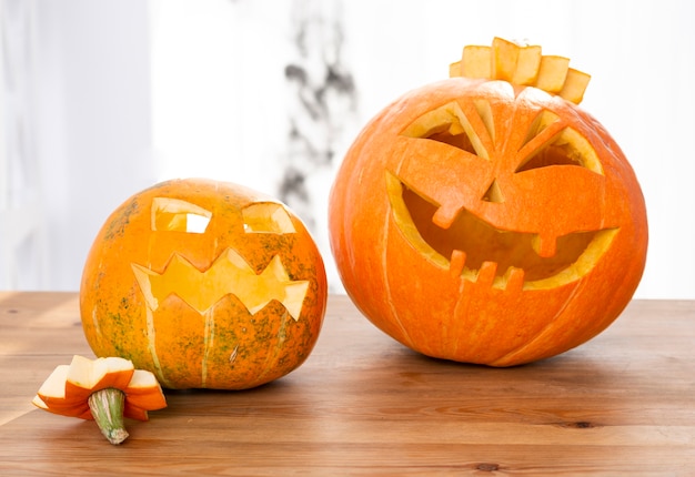 Hermosas calabazas talladas en una mesa