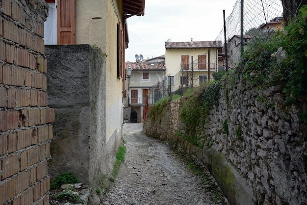 Hermosas calles antiguas con casas y paredes de ladrillo de una pequeña ciudad medieval Italia