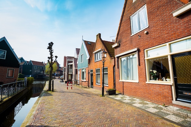 Hermosas calles en el pueblo de pescadores de volendam en los países bajos