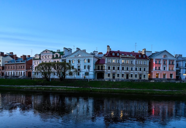 Hermosas casas de estilo antiguo clásico Hermosa luz del atardecer Pskov Sovetskaya naberezhnaya