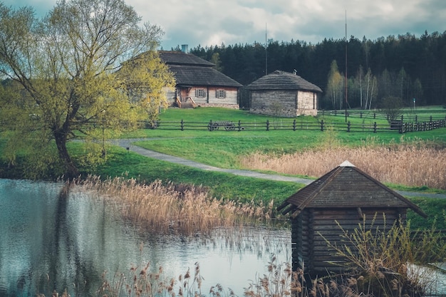 Hermosas casas étnicas lugar de nacimiento de Tadeusz Kosciuszko en la aldea de Kossovo región de Brest Bielorrusia