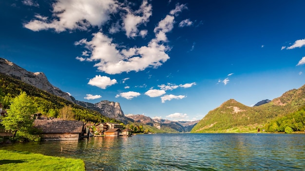 Hermosas casas en el lago de los Alpes