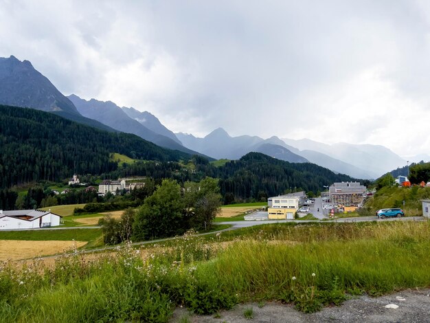 Hermosas casas en medio de los Alpes