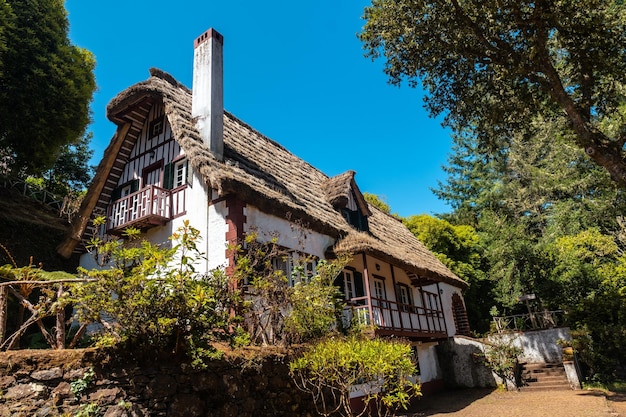 Hermosas casas en la naturaleza al comienzo de la Levada do Caldeirao Verde Queimadas Madeira Portugal