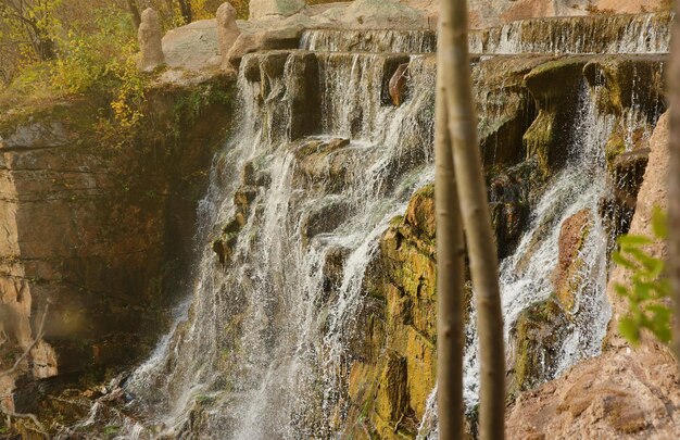 Hermosas cascadas entre grandes rocas en el bosque de otoño del parque Sofievskiy en Uman, Ucrania