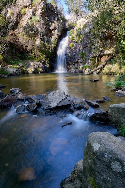 Hermosas cataratas en el pasadizo de Penedo Furado en la ciudad de Rei, Portugal